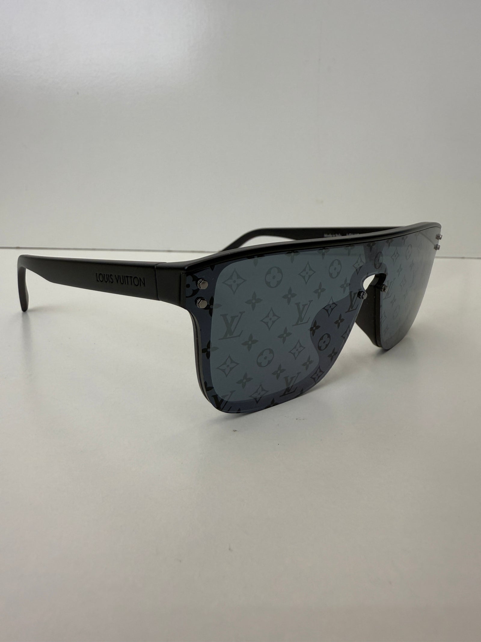 Louis Vuitton Black and Gray Monogram Shield Sunglasses Louis Vuitton Clockwise Monogram Dark Gun Sunglasses | Z1019E main image 4
